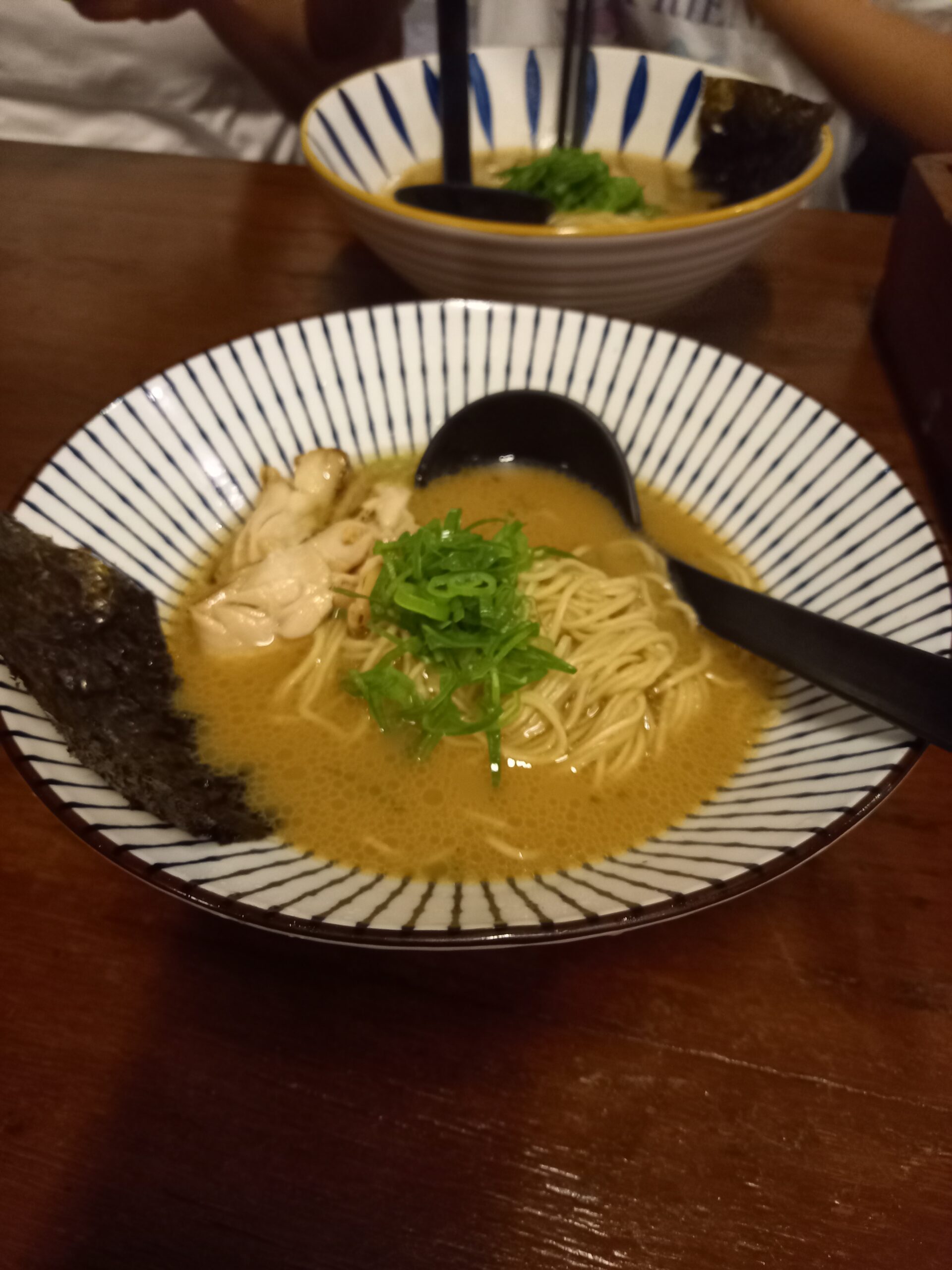 Makan Mie Ramen: Kenapa Sekali Coba Bisa Bikin Ketagihan? Ini Rahasia di Baliknya!